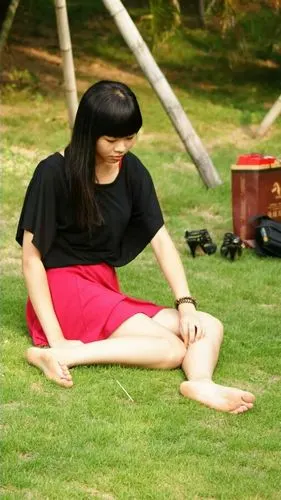 标题:草地秀脚底