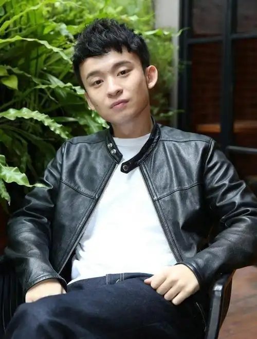 "京圈太子"董子健在28岁终于红了,到底有没有依靠她妈呢?