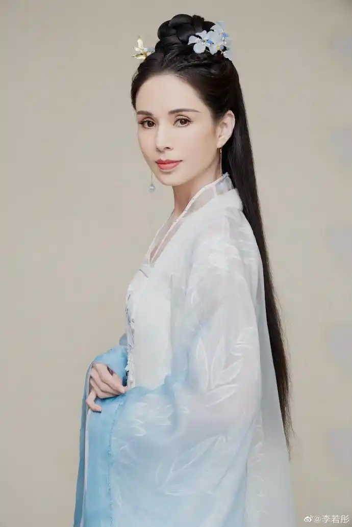 李若彤晒古装美照手拿鲜花尽显高贵优雅