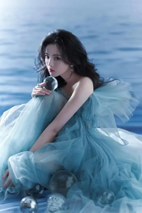 杨超越穿水蓝纱裙精致典雅秀发飘逸气质佳