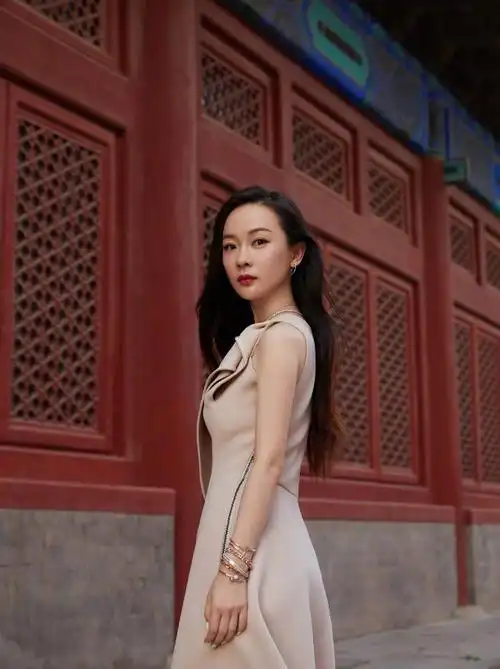 幸福女人霍思燕粉色发带配白色小洋装出席活动不像妈妈像少女