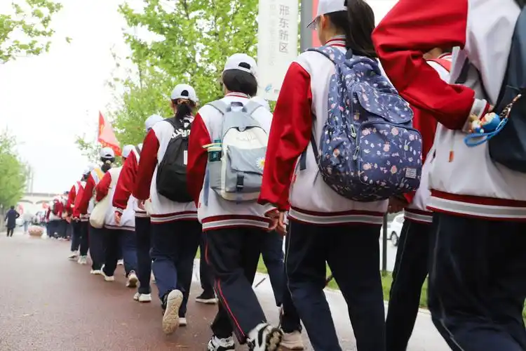 青春五四丨邢台精英中学激情远足献礼建党百年