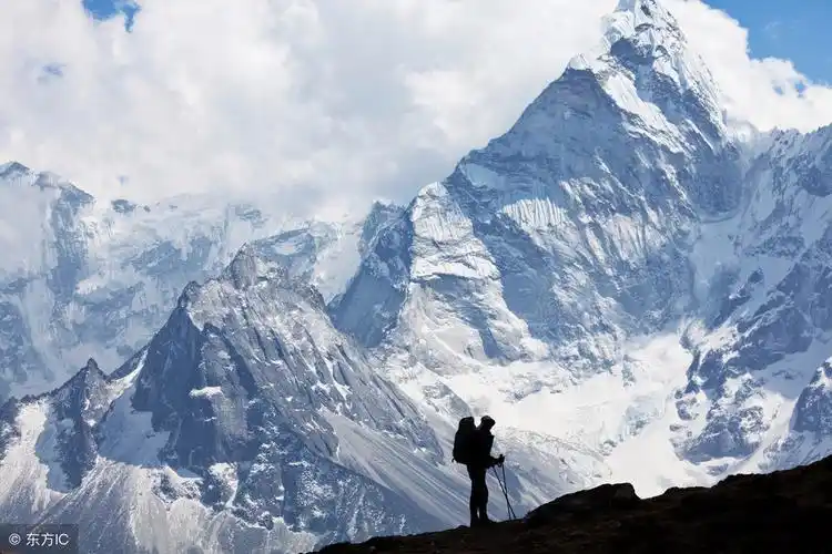 我们地球上有很多巍峨挺拔的高山,这些高山有些火山喷发形成的,有些是