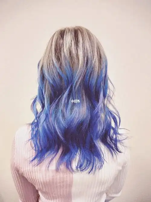 渐变蓝色发尾染