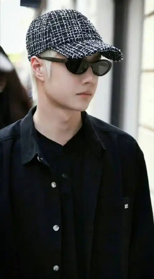 王一博时装周金发