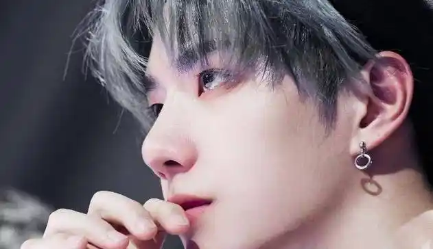 原来从小体弱多病的王一博曾被查出心肌炎,一天打八瓶吊针,医生建议他