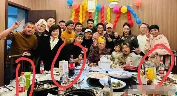 洪金宝的生日宴来的都是至亲好友,视频里他穿着一件普通的格子衬衣