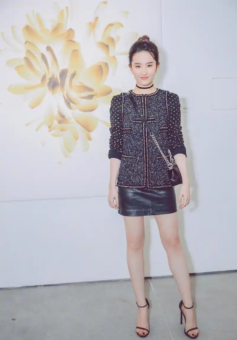 仙女姐姐刘亦菲的夏季穿搭,穿白色印花连衣裙高级时髦,仙气飘飘