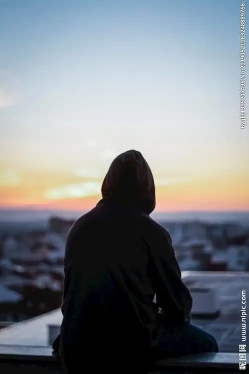 孤单的背影摄影图__男性男人_人物图库_摄影图库_昵图网nipic.com