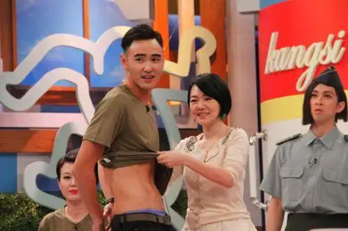 阮经天展示腹肌