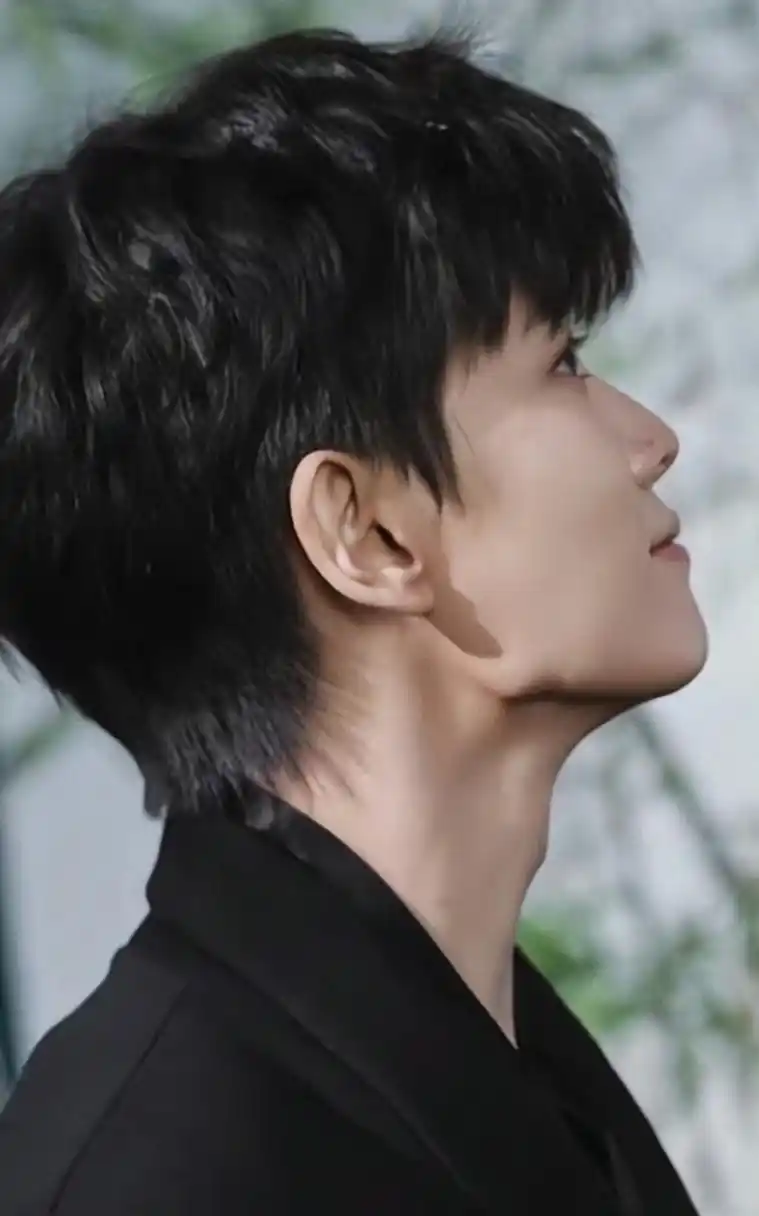 任嘉伦# 长长的睫毛,鼻尖的小痣,清晰的下颌线,嫩嫩的脖颈,软软的喉结