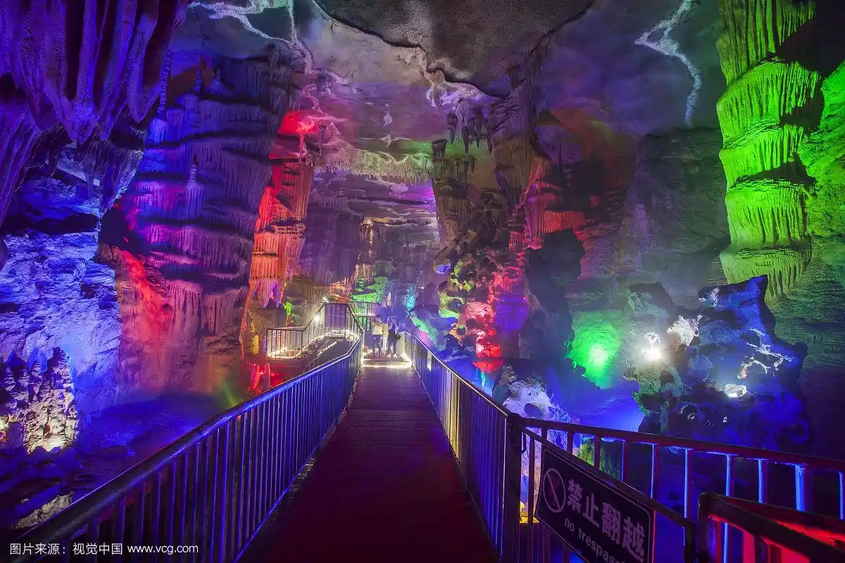 11,泰山地下大裂谷与亿万年形成的喀斯特溶洞紧密相连,整体观光长度达