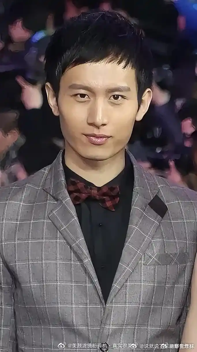 看完成毅的早期硬汉照,你还能接受眼前这个撒娇的暖男吗?