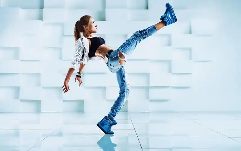 女孩舞蹈,姿势,腿,牛仔裤 壁纸