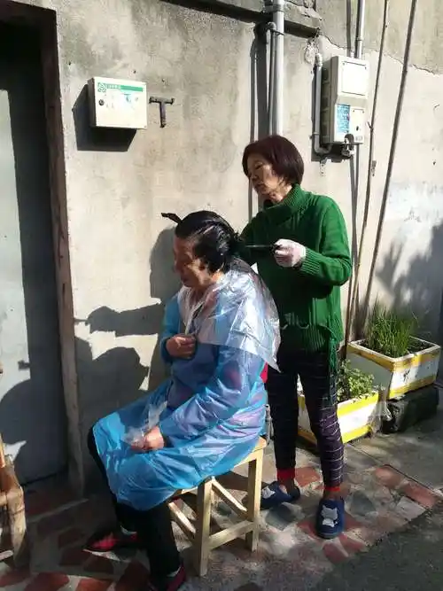 邻里之间,相互帮忙,亲密无间.