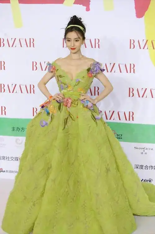 5月30日晚时尚芭莎年度派对正式开启,杨颖身穿versace2023春夏高定