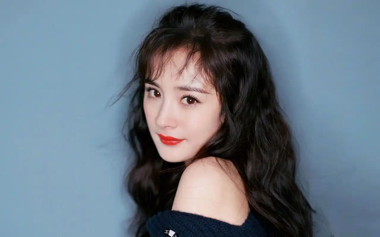 杨幂露肩性感写真图片桌面壁纸