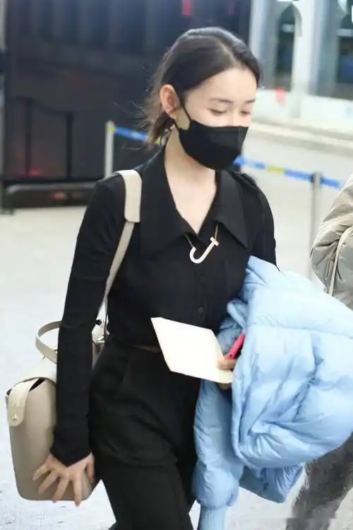 2021年12月13日,北京,蒋依依现身机场