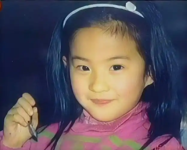 刘亦菲童年表演照