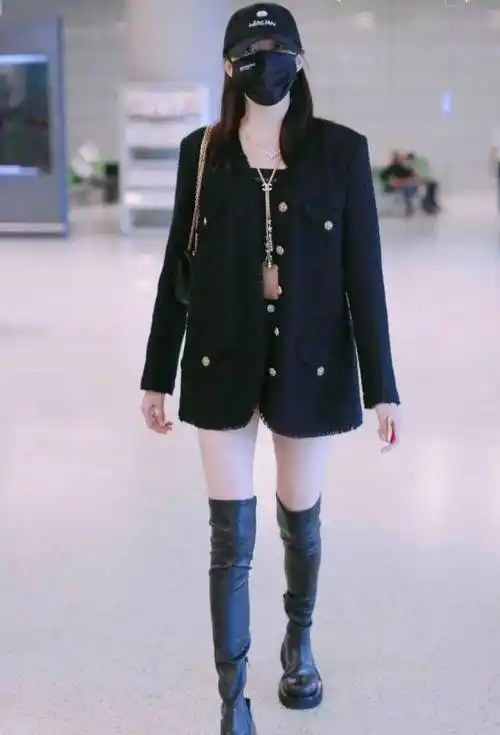 关晓彤的"漫画腿"太吸睛!黑色西装外套搭配过膝长靴,一般人不敢尝试