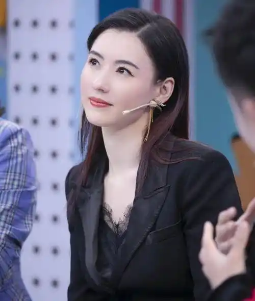 但或许因为张馨予的工作室评论表示张馨予最美,才会被这名网友怼