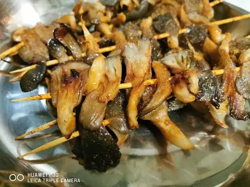 飘着肉香的串烤平菇