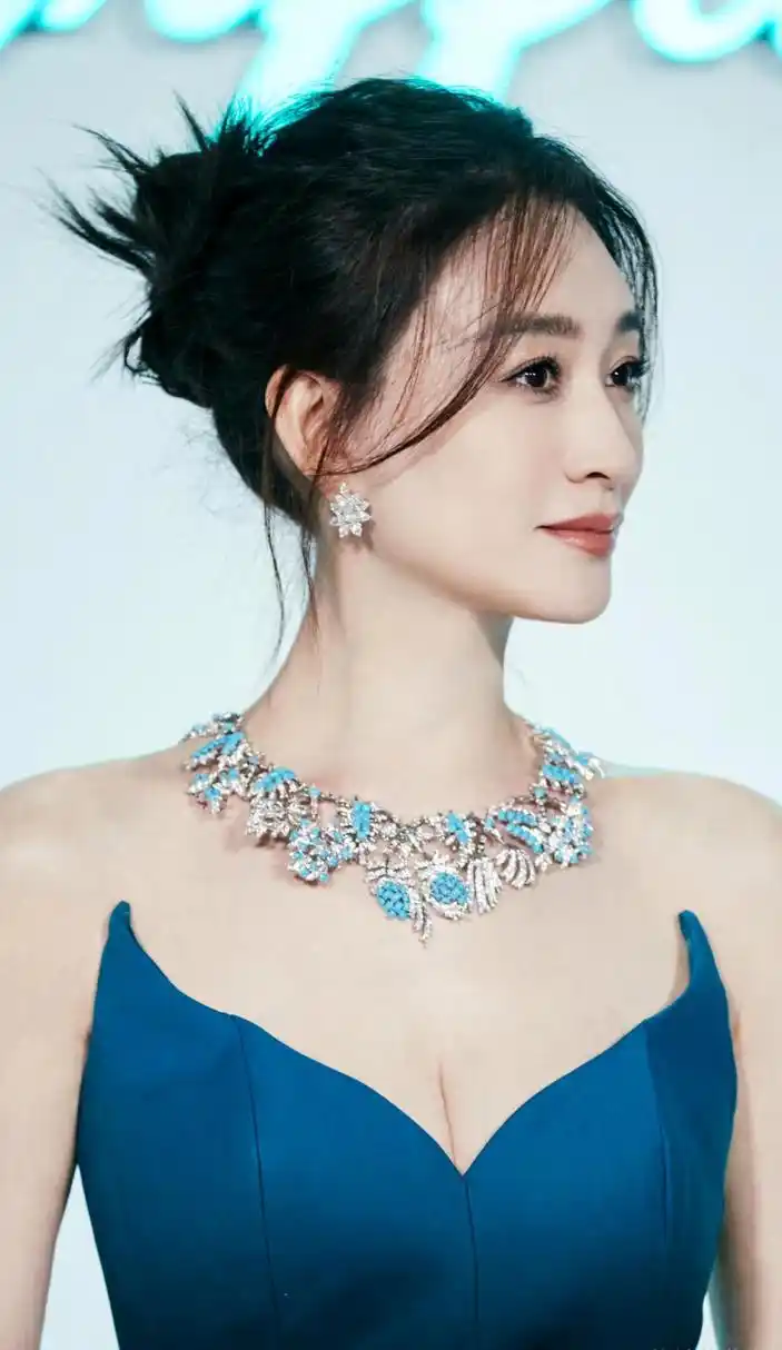 李小冉  低胸晚礼服穿出了成熟性感之美!#李小冉