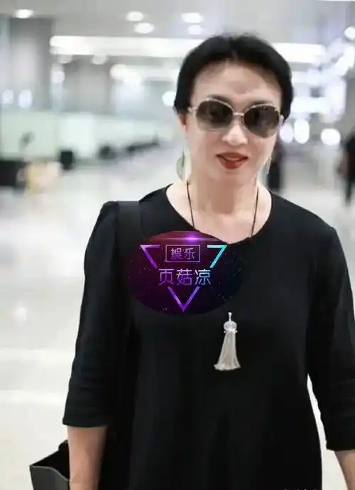 原创53岁金星近照曝光状态佳显富态贵气无名指红宝石显不菲身价