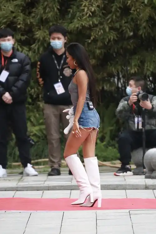 吉克隽逸热裤长靴录制节目造型又飒又美