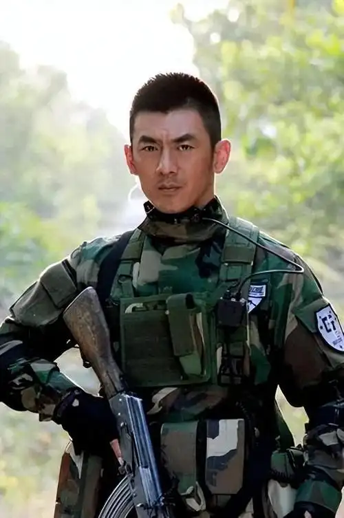 2010年,演员蓝天野凭借电视剧《我是特种兵》获得了"华鼎奖最佳男配角