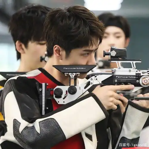 王一博:《天天向上》解锁"气步枪射击"新技能,这身装扮好帅!