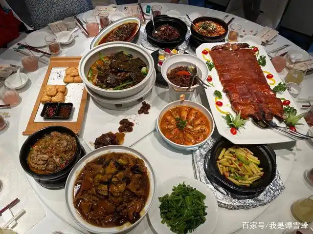 第一次吃烤乳猪,这环境也太美了!一桌菜2435元贵吗?