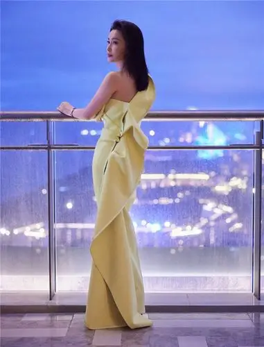 李冰冰用黑发红唇侧脸杀照征服了观众,47岁的她风采依旧!