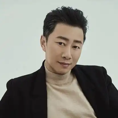 于鸿洲,满族人,出生于北京,毕业于中央戏剧学院,是一位职业演员,出演