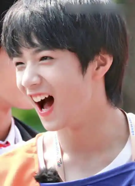 「刘耀文」你知不知道你的笑容很有魔力呐