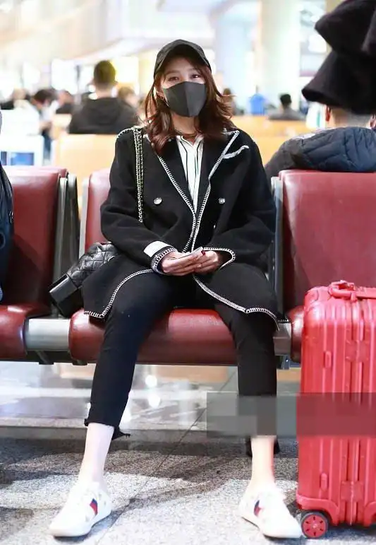 172cm关晓彤硬是将长裤穿成了九分裤,看到她的坐姿后我被圈粉了