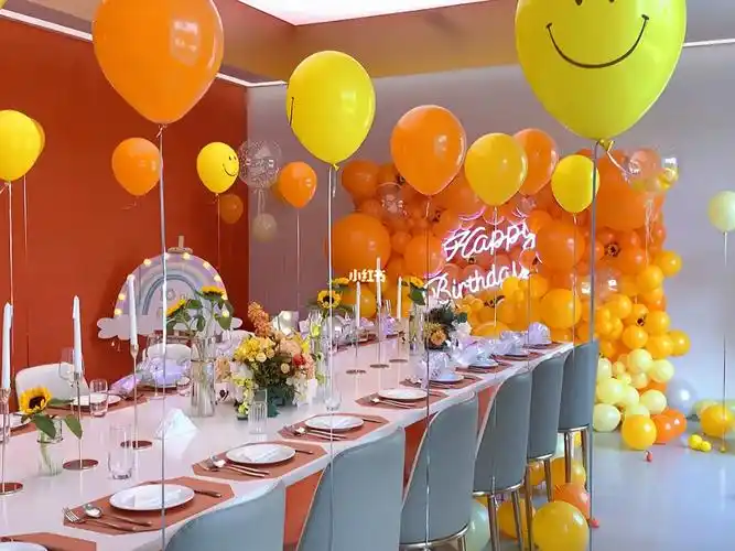 网红餐厅里的橘色系生日派对