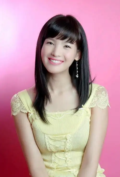 粉红色背景下一个笑容甜美的可爱女子