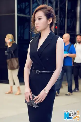 张靓颖亮相纽约时装周 出席品牌大秀女人味十足