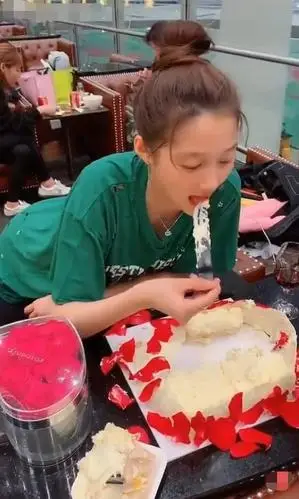 关晓彤吃蛋糕时,有谁注意到她的腿怎么放的?真当粉丝没看到?