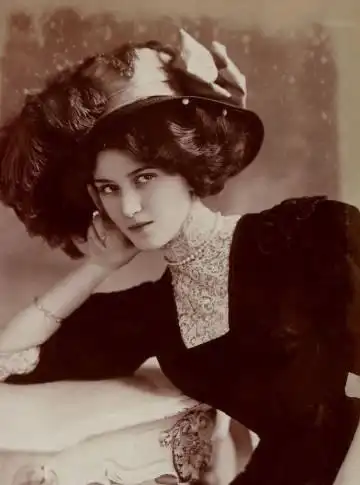 不得不说,这个发型实在是太显发量了!