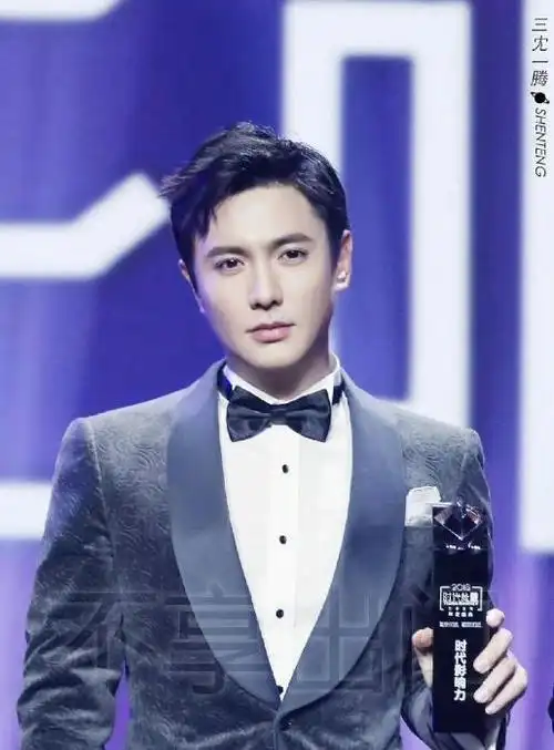 沈腾作为当年的军艺校草,颜值那是没得说.