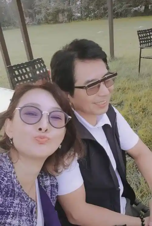 据悉,牛莉的老公是一个富商,虽然是圈外人,但和很多娱乐圈大佬人物都