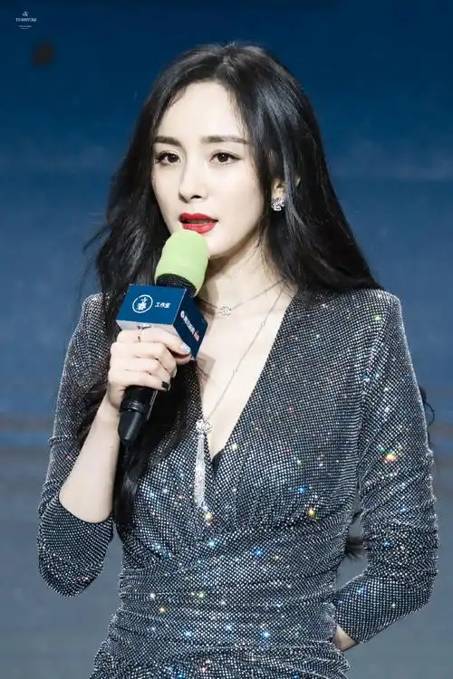 杨幂超话#杨幂走路带风#【已编辑】210110 腾讯娱乐年度盛典内场"想把