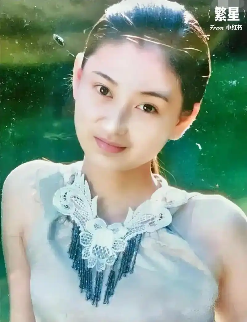 退伍后考入中央戏剧学院表演系,与杨烁,童瑶,唐嫣是同班同学.