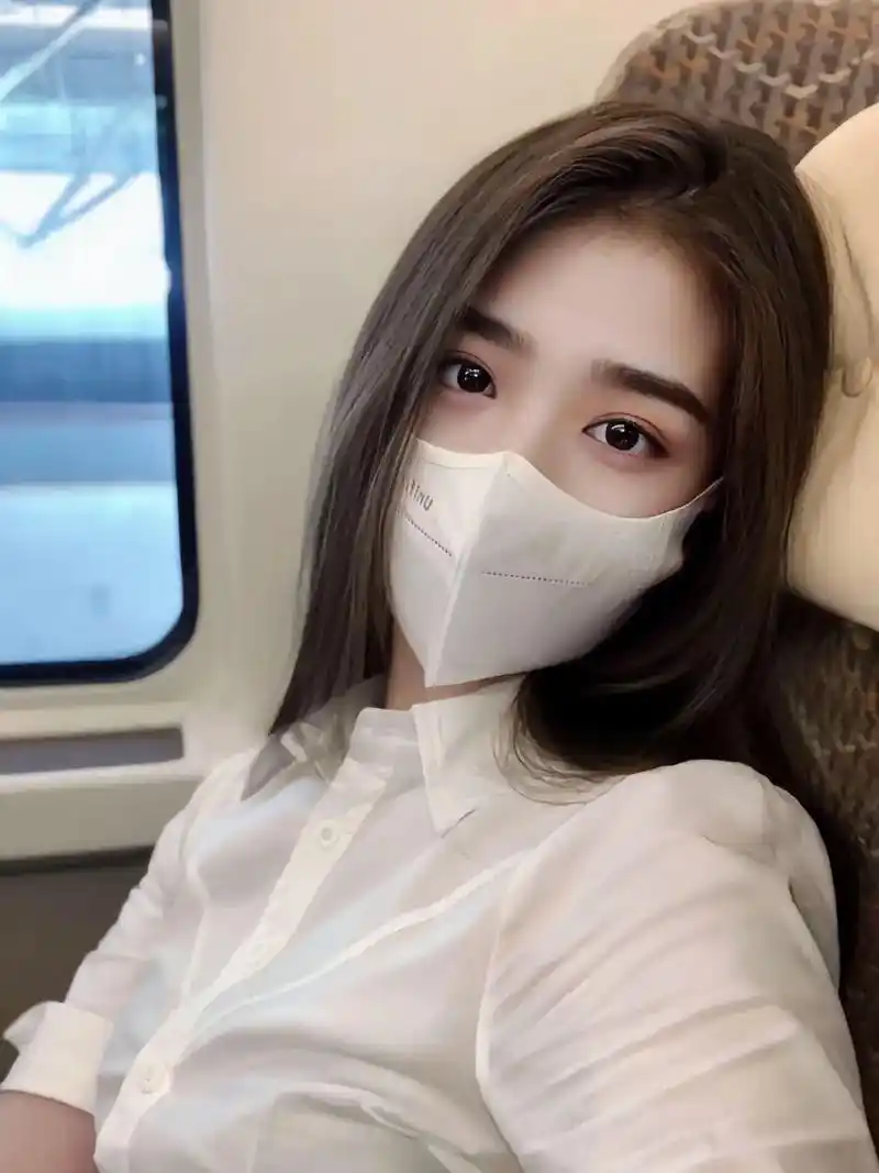 图文伙伴计划 #戴口罩的女孩 #坐错车和错过车哪个更遗憾  - 抖音