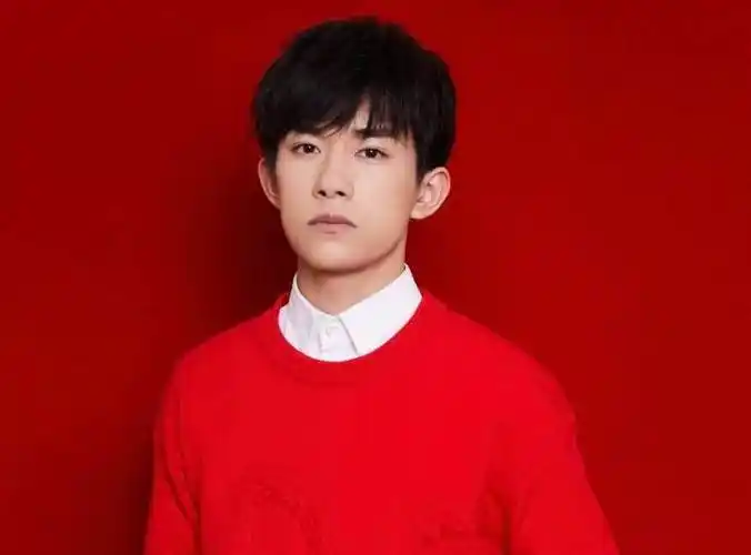 易烊千玺,一个可以完美驾驭红色的男生,一个跳舞很酷的歌手