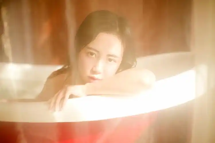 浴室恬静少女湿发诱惑私房照