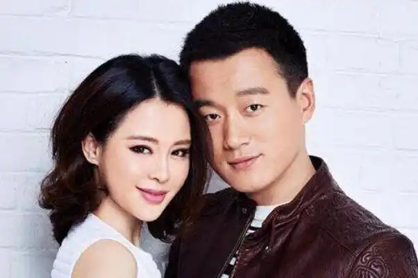 他28岁娶老师为妻,结婚13年无任何绯闻,如今一家五口生活幸福