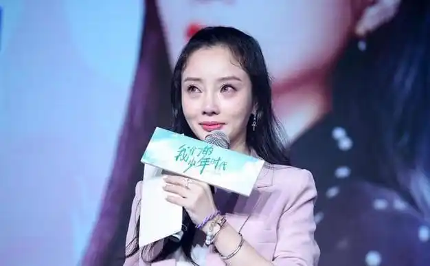 在之后却被狗仔发现,那一晚的李小璐并不是做头发去了,而是和pgone共